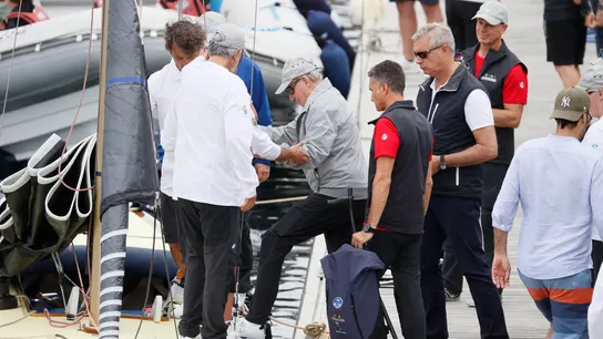 Gritos de 'ladrón' y pitos dan la bienvenida a Juan Carlos I en su primera jornada de entrenamiento en el 'Bribón' Gritos de 'ladrón' y pitos dan la bienvenida a Juan Carlos I en su primera jornada de entrenamiento en el 'Bribón'