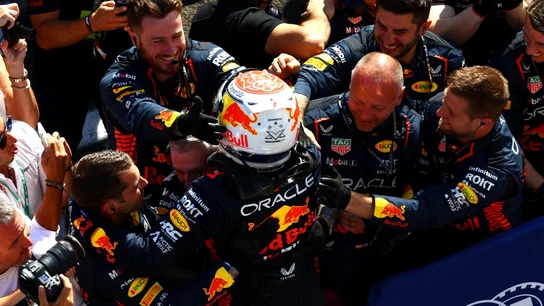 Verstappen e ingenieros de Red Bull Verstappen e ingenieros de Red Bull