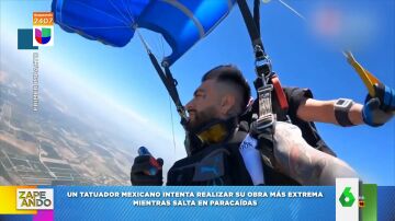 La obra más extrema de un tatuador mexicano mientras salta en paracaídas