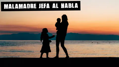 Una madre con sus hijas en la playa. Una madre con sus hijas en la playa.