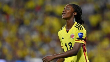 ¡Susto tremendo en el Mundial femenino! Linda Caicedo se desmaya entrenando