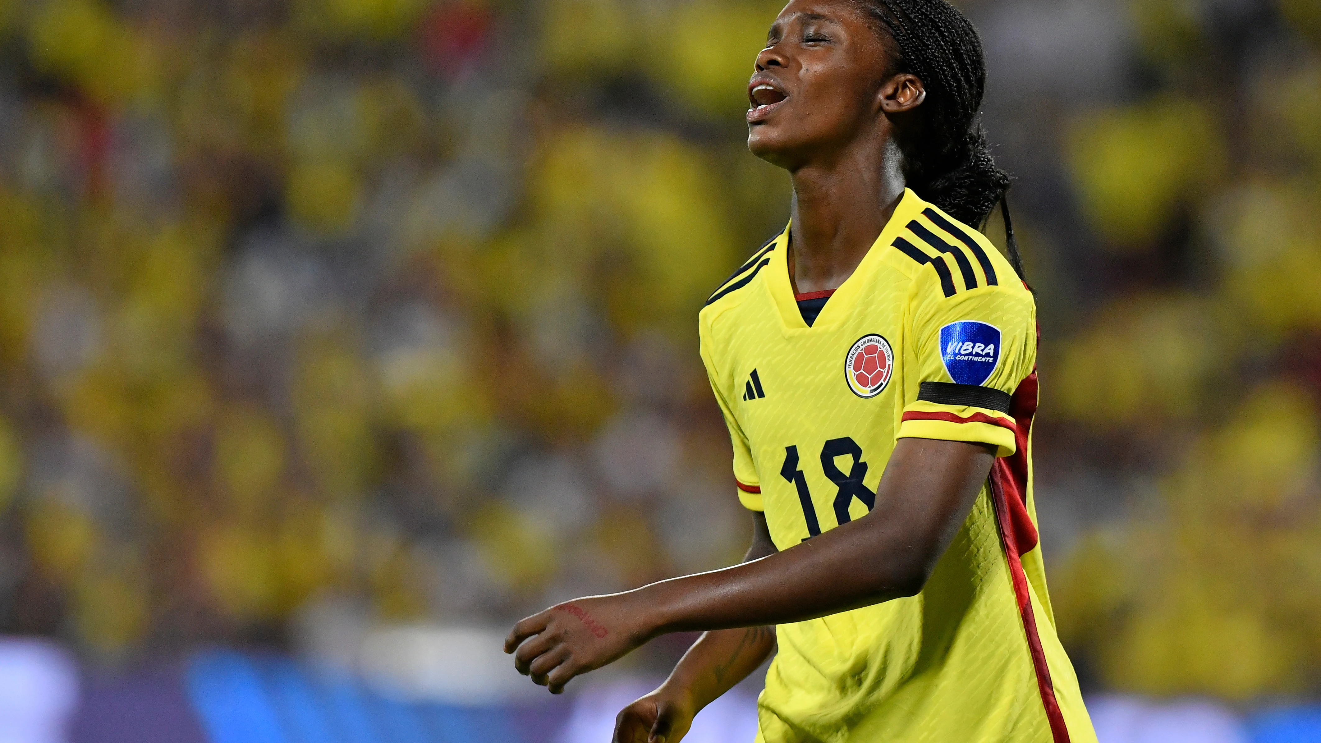 ¡Susto tremendo en el Mundial femenino! Linda Caicedo se desmaya entrenando