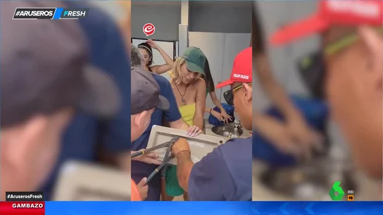 Se queda atascada al tirar de la cadena después de hacerse la manicura Se queda atascada al tirar de la cadena después de hacerse la manicura