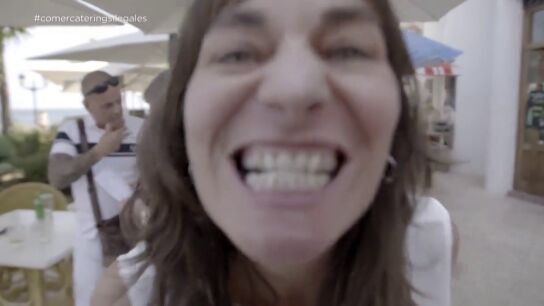 Con gestos obscenos a c&aacute;mara, burlas y agresividad: as&iacute; responde la due&ntilde;a de un catering ilegal a Alberto Chicote