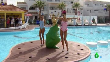 Sueldos de hasta 4.000 euros al mes bailando en macrodiscotecas de Ibiza, la isla del dinero