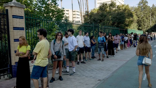 Largas colas a pleno sol para formar parte de '1992', la nueva serie de Alex de la Iglesia para Netflix Largas colas a pleno sol para formar parte de '1992', la nueva serie de Alex de la Iglesia para Netflix