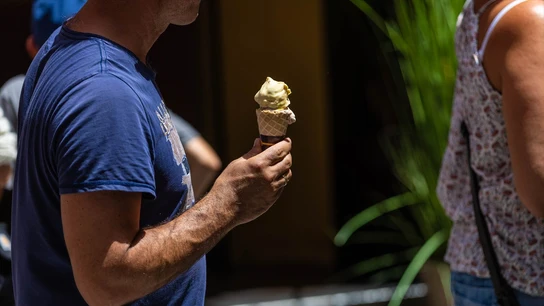Un hombre come un helado, a 15 de julio de 2023, en Palma, Mallorca. Un hombre come un helado, a 15 de julio de 2023, en Palma, Mallorca.