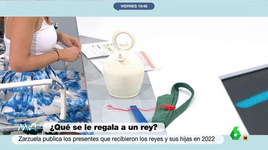 MVT - Imanes, delantales y un botijo: los regalos más raros a la familia real MVT - Imanes, delantales y un botijo: los regalos más raros a la familia real