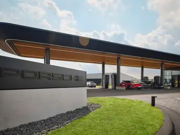 Sin barreras, vanguardista y sostenible, así es la primera estación de recarga de Porsche Sin barreras, vanguardista y sostenible, así es la primera estación de recarga de Porsche