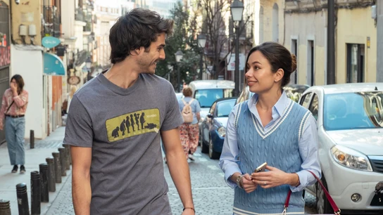 David (Álvaro Mel) y Margot (Anna Castillo) por una calle de Madrid, en 'Un cuento perfecto'. David (Álvaro Mel) y Margot (Anna Castillo) por una calle de Madrid, en 'Un cuento perfecto'.
