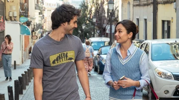 David (Álvaro Mel) y Margot (Anna Castillo) por una calle de Madrid, en 'Un cuento perfecto'.