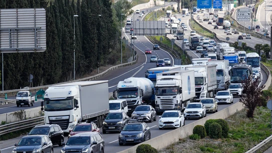 Imagen de archivo del trafico en la AP7 a su paso por San Cugat del Valles dirección Tarragona. La DGT prevé 8,7 millones de desplazamientos el fin de semana en la Operación Especial del 1 de agosto