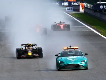 Cuatro vueltas detrás del Safety Car antes de empezar Cuatro vueltas detrás del Safety Car antes de empezar