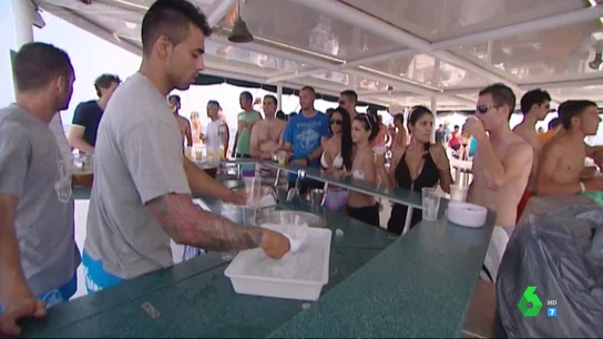 Así es el lucrativo negocio de un joven emprendedor en Ibiza: fiestas en catamarán con barra libre, música, juegos eróticos... Así es el lucrativo negocio de un joven emprendedor en Ibiza: fiestas en catamarán con barra libre, música, juegos eróticos...