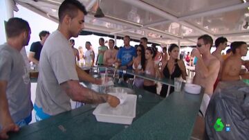 Así es el lucrativo negocio de un joven emprendedor en Ibiza: fiestas en catamarán con barra libre, música, juegos eróticos...