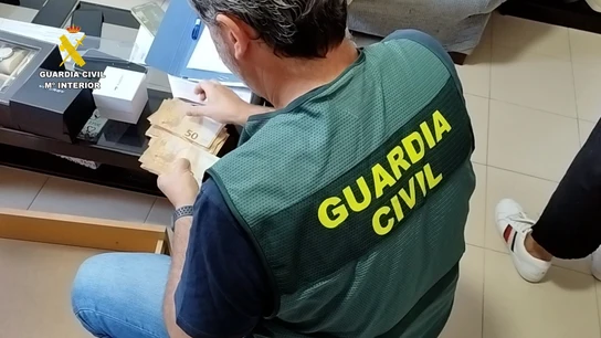 Estafan 200.000 euros a más de 170 víctimas de un SMS que suplantaba al Banco Santander Estafan 200.000 euros a más de 170 víctimas de un SMS que suplantaba al Banco Santander