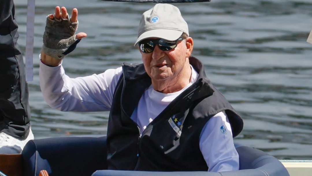 Juan Carlos I sale a navegar en el 'Bribón', que participa en las regatas de Sanxenxo