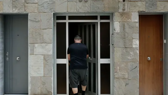 Vista del portal del inmueble donde se ha cometido el asesinato machista Vista del portal del inmueble donde se ha cometido el asesinato machista