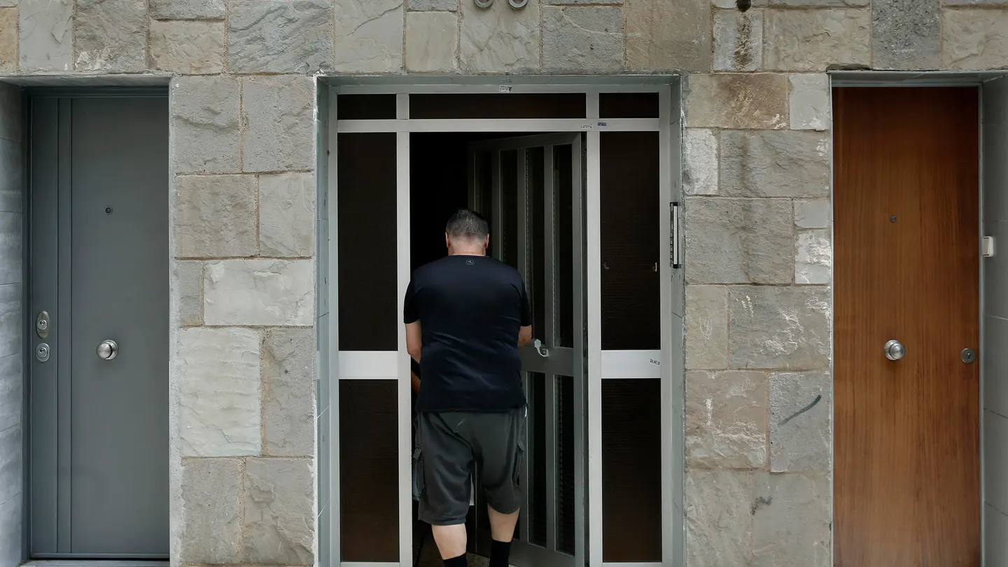 Vista del portal del inmueble donde se ha cometido el asesinato machista Vista del portal del inmueble donde se ha cometido el asesinato machista