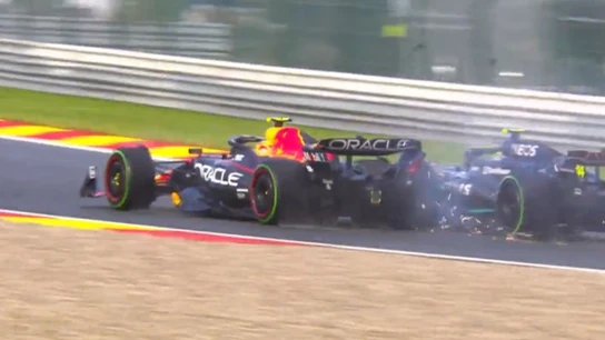 Toque entre Lewis Hamilton y Sergio Pérez Toque entre Lewis Hamilton y Sergio Pérez