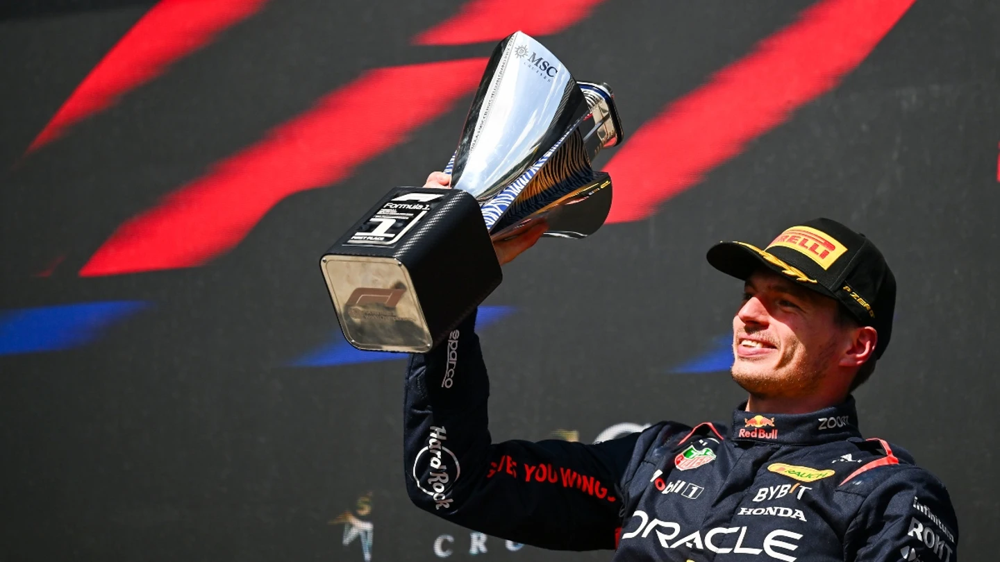 Verstappen, con un trofeo de campeón Verstappen, con un trofeo de campeón