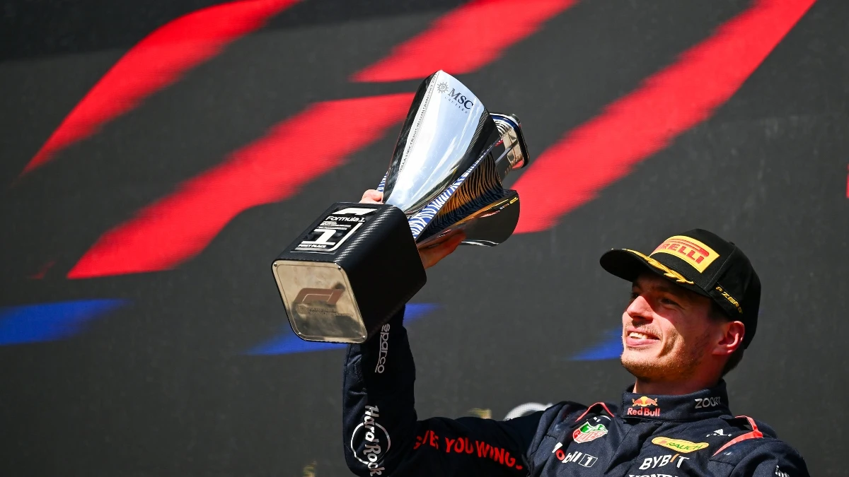 Verstappen, con un trofeo de campeón