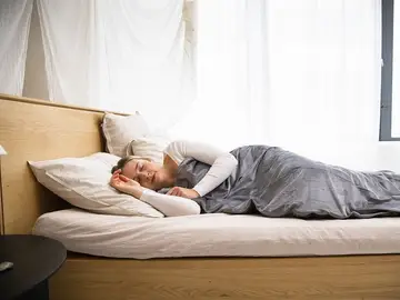 Imagen de archivo de una mujer durmiendo la siesta