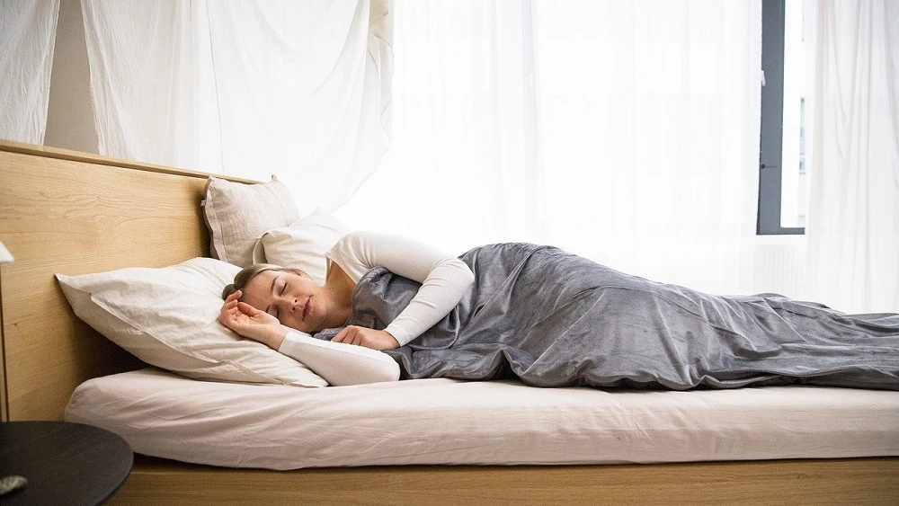 Imagen de archivo de una mujer durmiendo la siesta