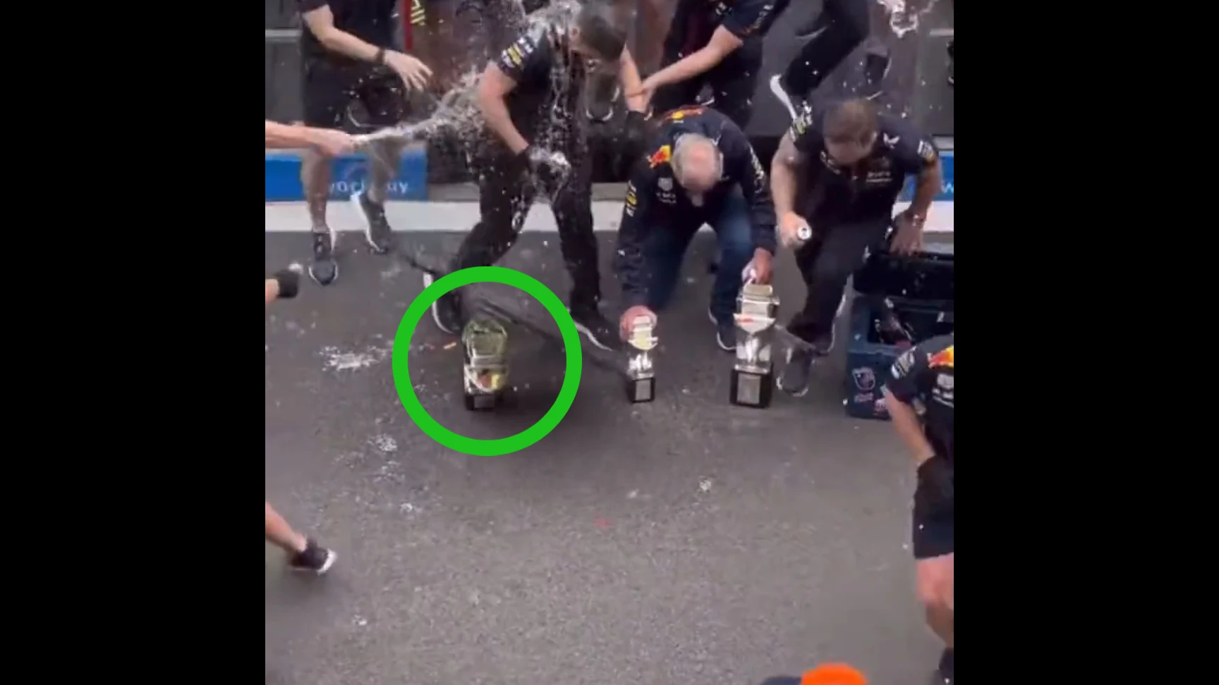 El trofeo de Red Bull, destrozado