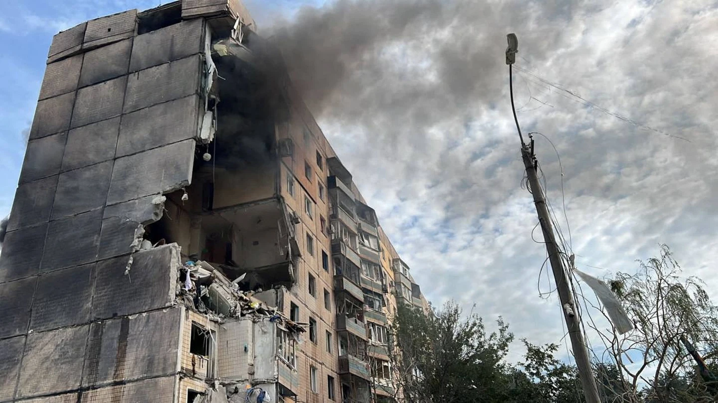 Daños en un bloque de apartamentos tras un ataque ruso con misiles en Kryvyi Rih Daños en un bloque de apartamentos tras un ataque ruso con misiles en Kryvyi Rih