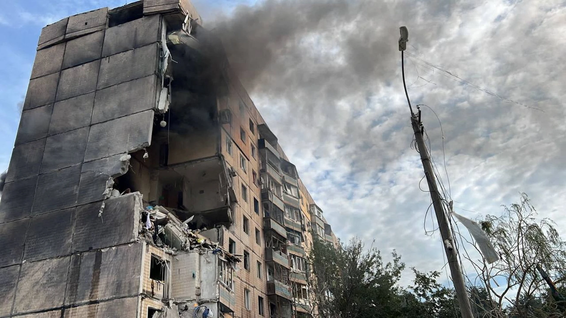 Daños en un bloque de apartamentos tras un ataque ruso con misiles en Kryvyi Rih