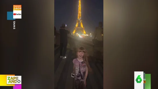 La sorprendente reacción de una niña cuando cree haber encendido las luces de la Torre Eiffel La sorprendente reacción de una niña cuando cree haber encendido las luces de la Torre Eiffel