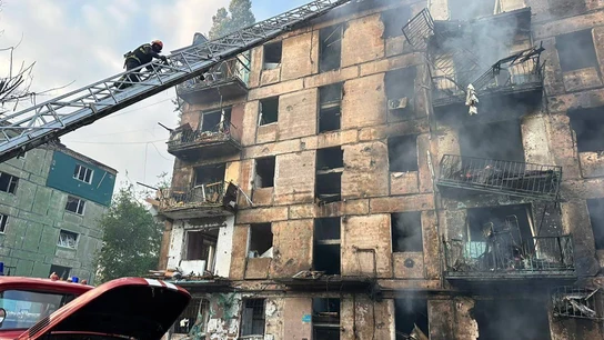 Fotografía de archivo de un edificio residencial dañado después de un ataque con misiles en Krivi Rig, región de Dnipropetrovsk. Fotografía de archivo de un edificio residencial dañado después de un ataque con misiles en Krivi Rig, región de Dnipropetrovsk.