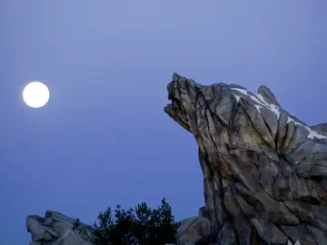Una luna llena vista desde California