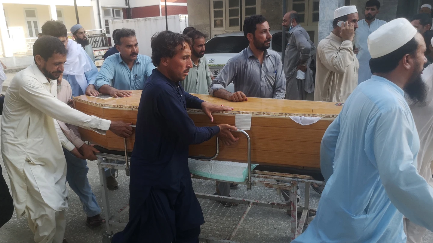 La explosión en una reunión del partido político islámico Jamiat Ulma-e-Islam (JUI-F) en Bajaur, Pakistán La explosión en una reunión del partido político islámico Jamiat Ulma-e-Islam (JUI-F) en Bajaur, Pakistán