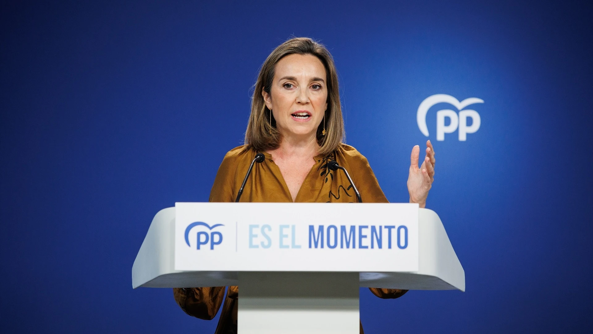 La secretaria general del PP, Cuca Gamarra, durante una rueda de prensa, en la sede del PP.