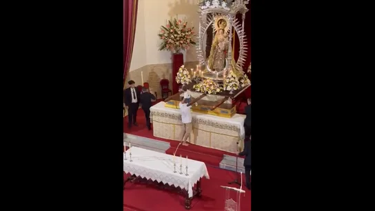 Un hombre irrumpe corriendo durante una misa y sube a un niño junto de la virgen en una iglesia de Tenerife Un hombre irrumpe corriendo durante una misa y sube a un niño junto de la virgen en una iglesia de Tenerife
