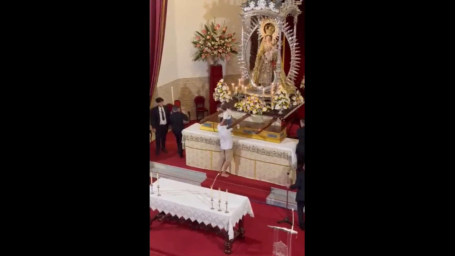 Un hombre irrumpe corriendo durante una misa y sube a un niño junto de la virgen en una iglesia de Tenerife