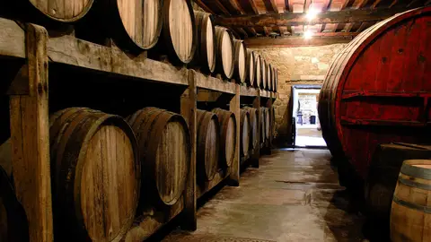 Barricas de vino de la bodega de Fefiñáns Barricas de vino de la bodega de Fefiñáns
