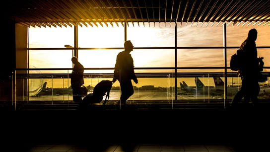 Varios pasajeros en un aeropuerto Varios pasajeros en un aeropuerto