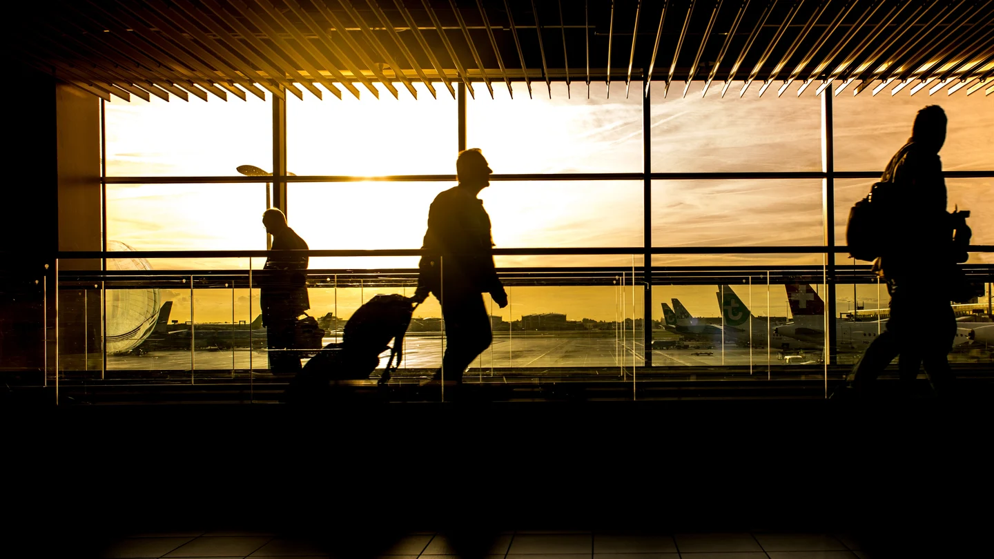 Varios pasajeros en un aeropuerto Varios pasajeros en un aeropuerto
