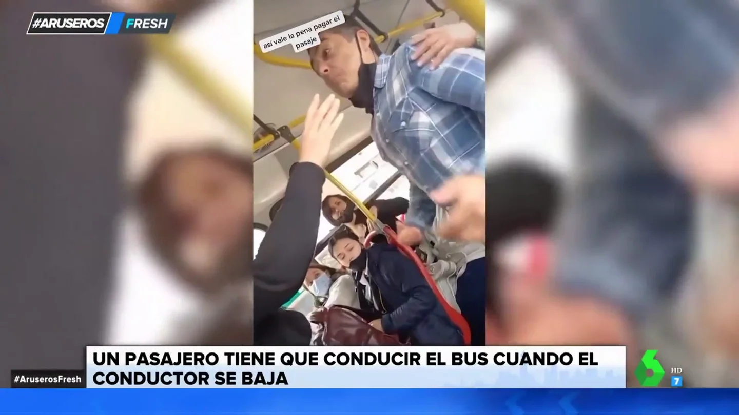 Un conductor de autobús se baja del vehículo y un pasajero conduce el resto del trayecto Un conductor de autobús se baja del vehículo y un pasajero conduce el resto del trayecto