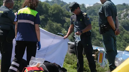 Los pasajeros son atendidos por miembros de la Guardia Civil tras despeñarse el autobús Los pasajeros son atendidos por miembros de la Guardia Civil tras despeñarse el autobús