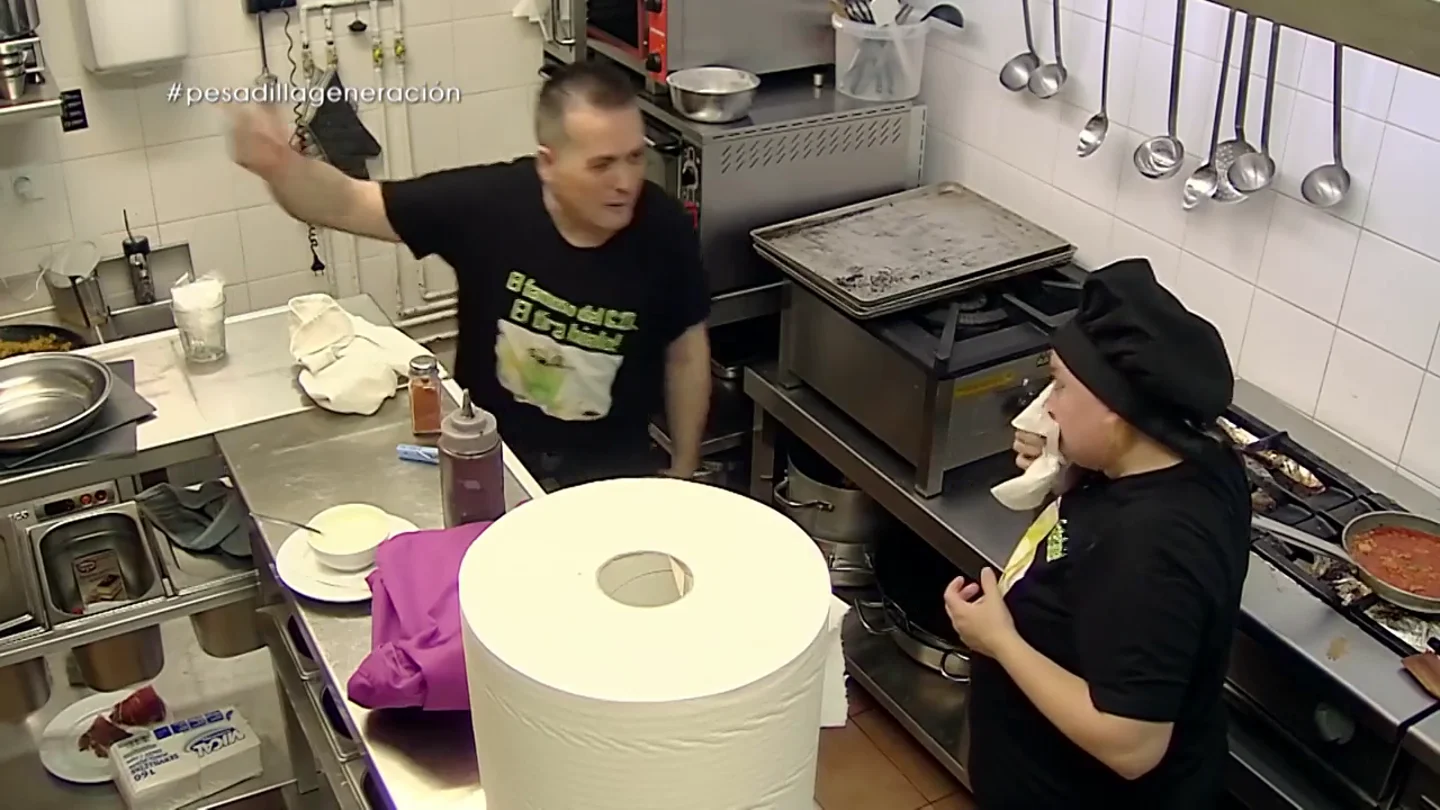 El impactante momento en el que limpian el plato de Chicote con un papel con mocos en Generación del 27 El impactante momento en el que limpian el plato de Chicote con un papel con mocos en Generación del 27
