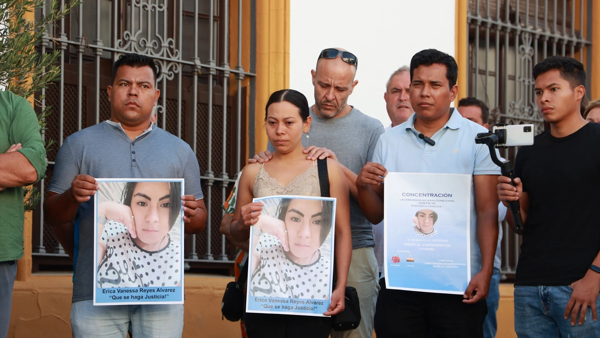 Minuto de silencio en el Ayuntamiento de Utrera por el asesinato de Vanessa Reyes Álvarez