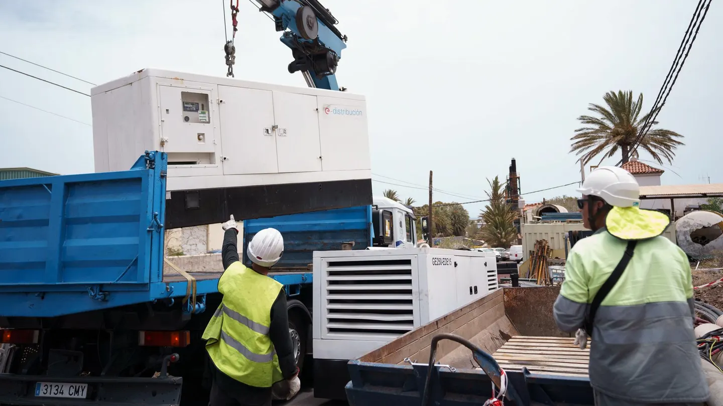La Gomera recupera el 70% del suministro mientras 5.000 vecinos continúan sin electricidad desde el domingo La Gomera recupera el 70% del suministro mientras 5.000 vecinos continúan sin electricidad desde el domingo