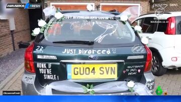 Un hombre de 58 años celebra su primer día de divorcio paseándose por el pueblo con su coche tuneado para la ocasión