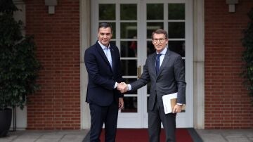 Pedro Sánchez y Alberto Núñez Feijóo se saludan a su llegada a una reunión en La Moncloa en 2022.