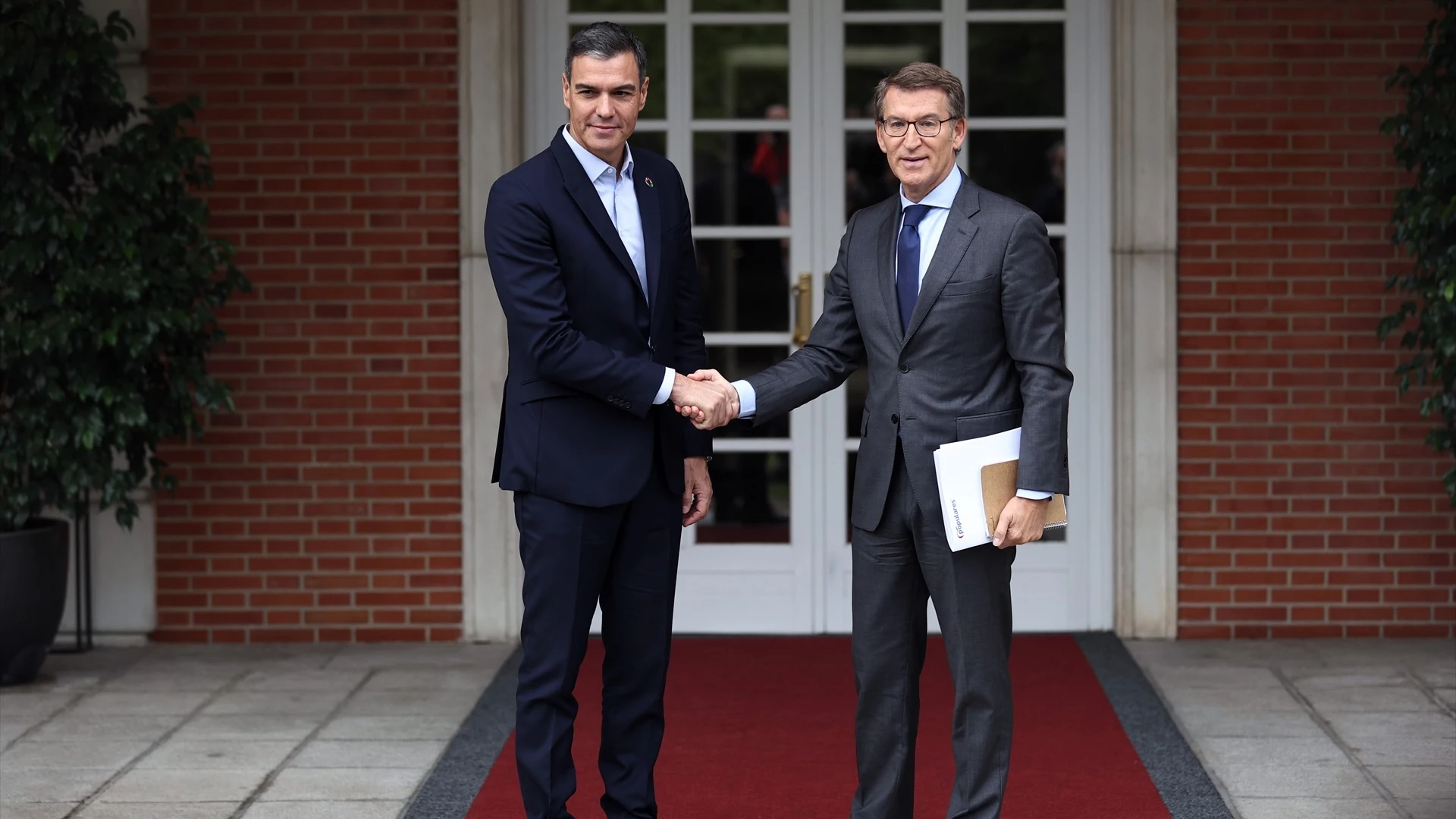 Pedro Sánchez y Alberto Núñez Feijóo se saludan a su llegada a una reunión en La Moncloa en 2022.