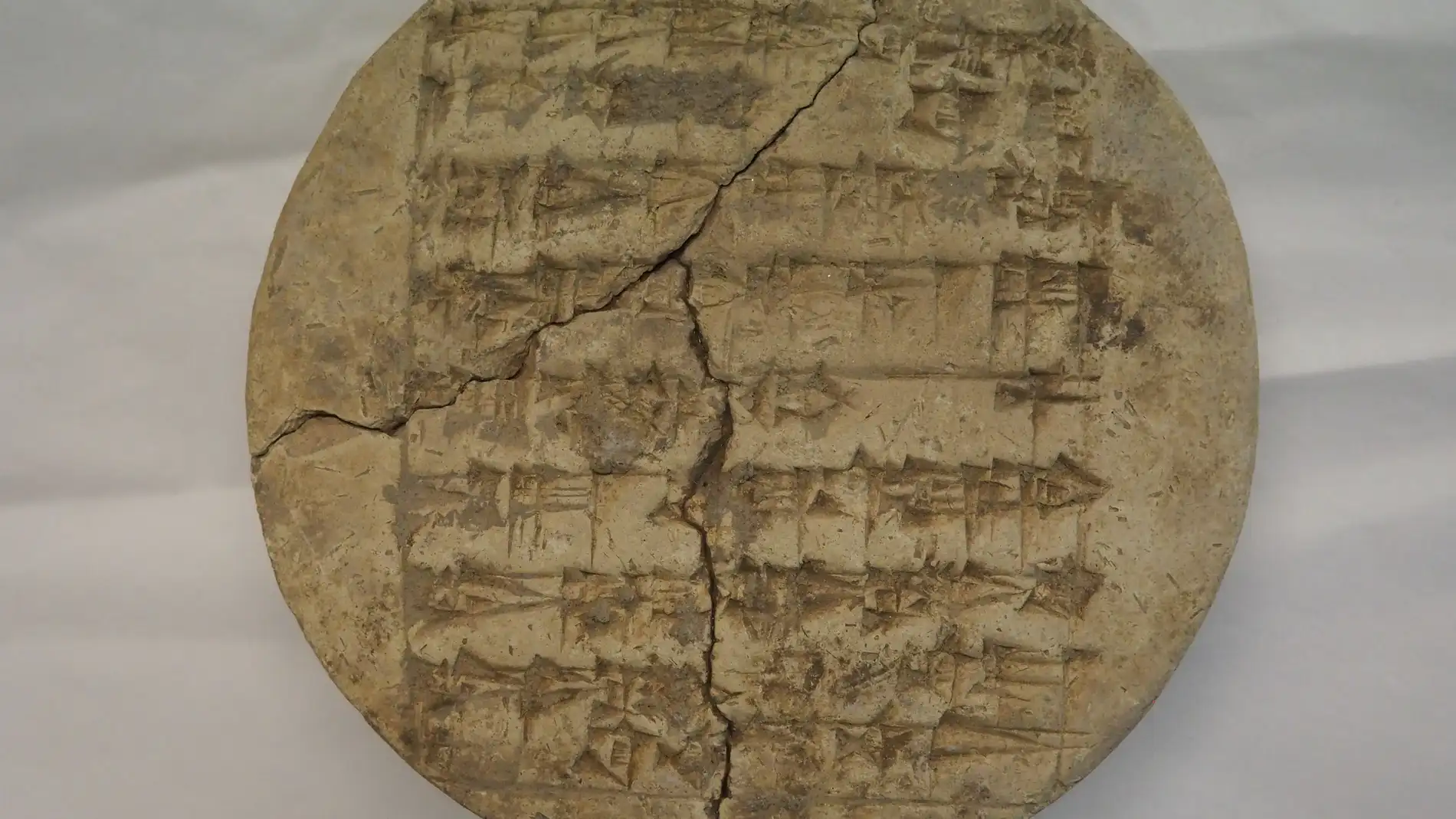 Descubren en un manuscrito del Museo Sefardi de Toledo una nueva inscripcion cuneiforme en lengua sumeria